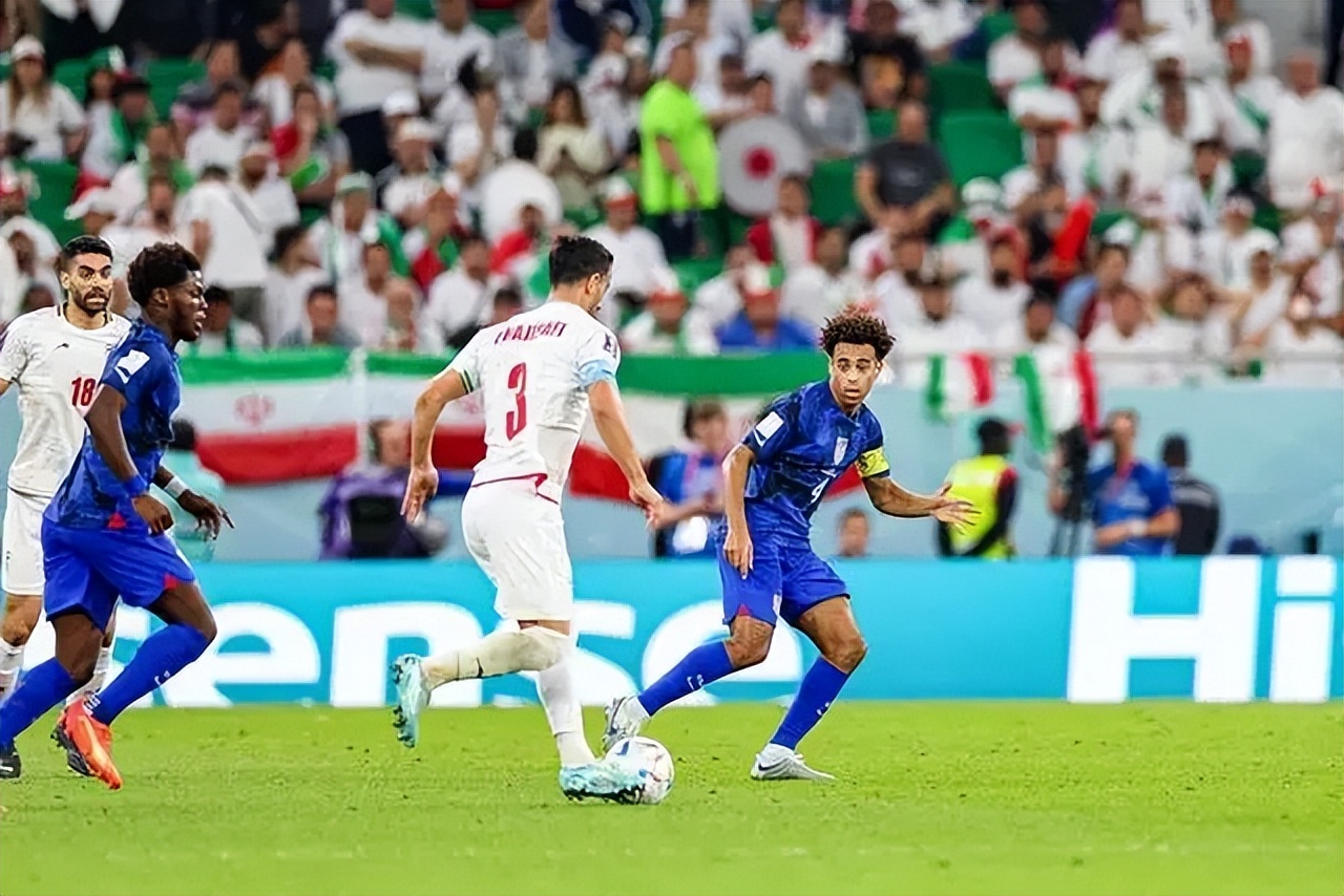 无视美国队犯规，西班牙裁判示好美国队，国际足联这下放心了