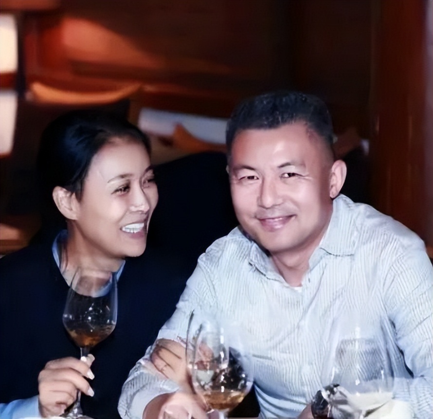 28岁爱上浪子男友，37岁生子惨遭出轨，歌坛“大姐大”的彪悍情史