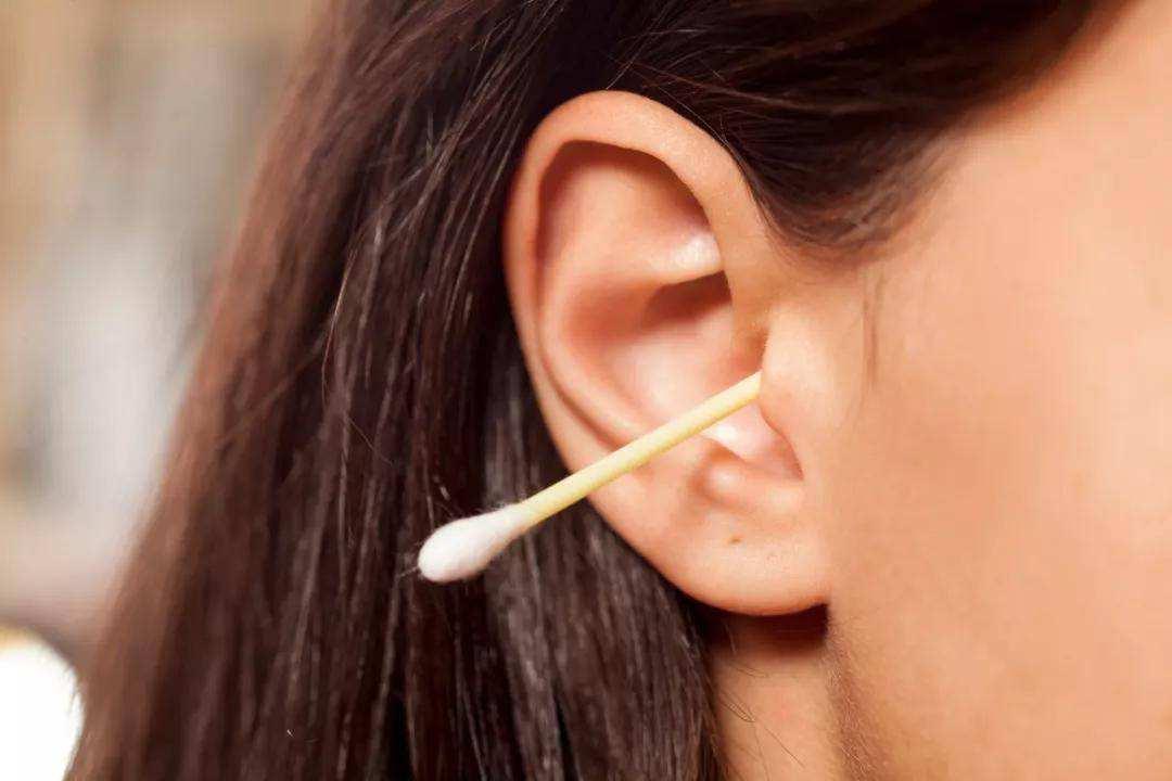 耳朵痒掏不出东西暗示这几个问题,耳朵老是毫无征兆的痒冒水