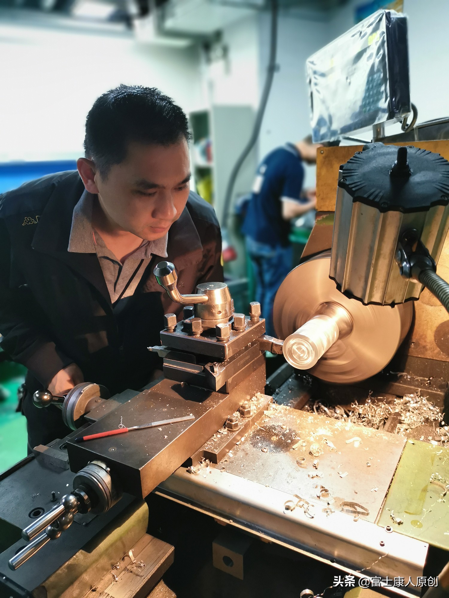 富士康小伙打工被骗,进厂打工的真实生活成都富士康