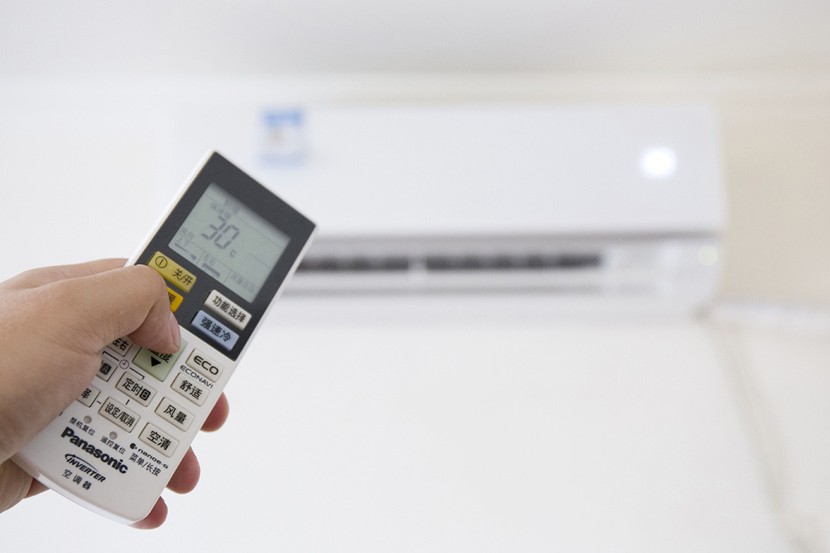 空调漏水维修师傅,空调漏水找师傅来修两百块钱