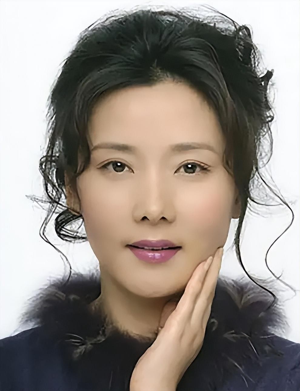 何赛飞嫁给老公的原因,何赛飞与妹妹同台十年演夫妻