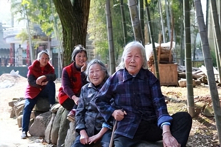 老公把工资交给婆婆保管老婆存了,婚后丈夫把工资卡交给母亲保管