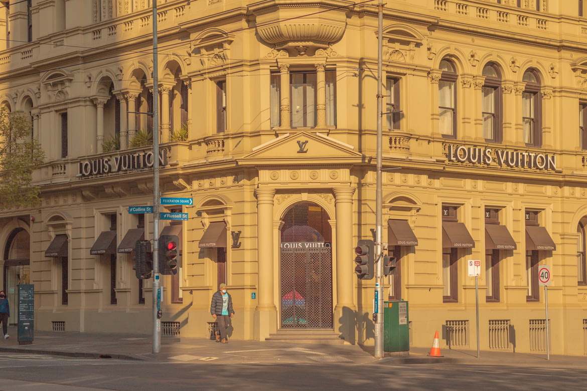 中产阶级被LV除名?年入300万以下被LV称无收入群体?