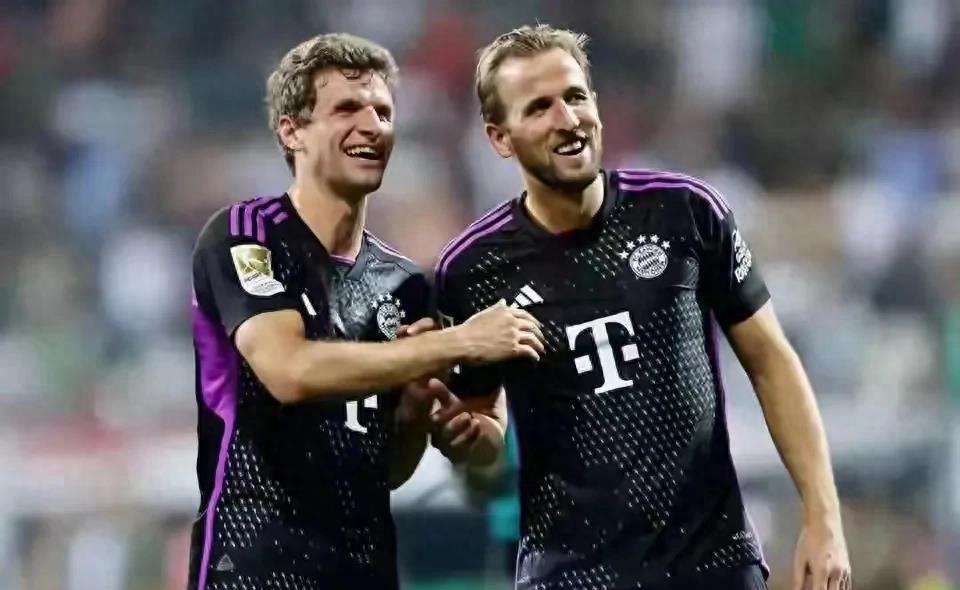 夜晚中绽放的烟花,足球烟花