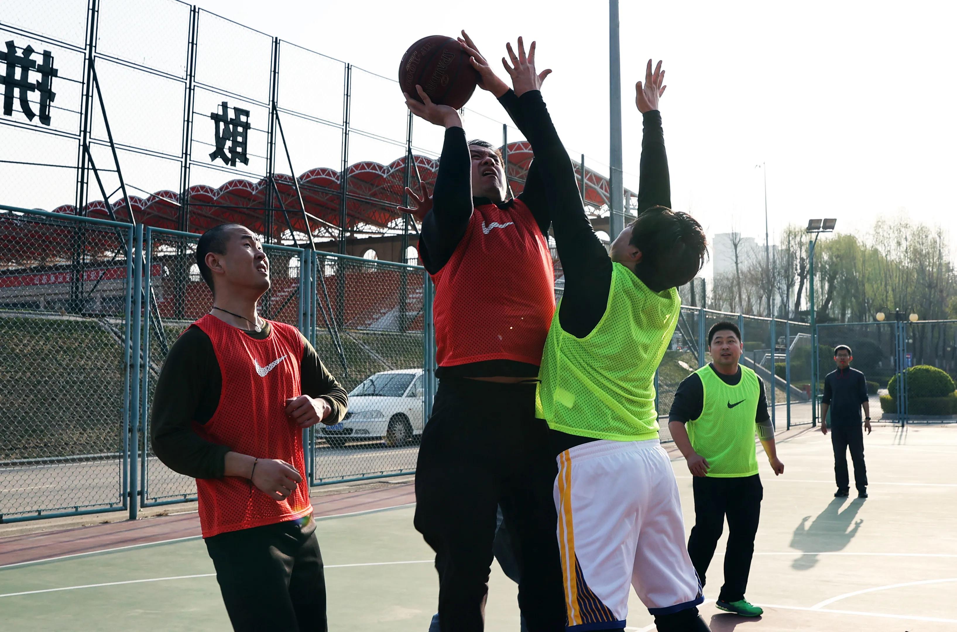 “团结拼搏、奋勇争先”俱乐部举办首届职工篮球比赛