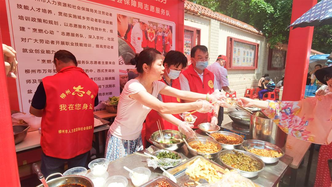 现场制作柳州螺蛳粉~跟着人社君看看这场志愿服务活动