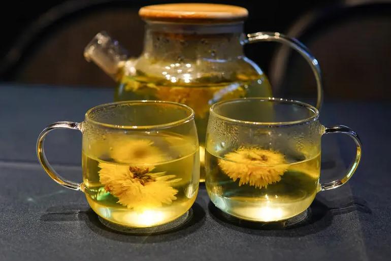 菊花茶金银花茶荷叶茶哪个好喝,清新爽口胖大海菊花茶好喝又健康