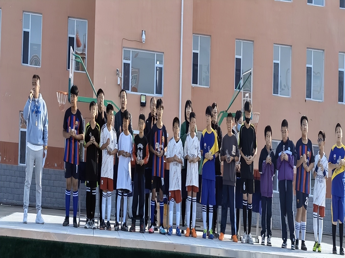 喜迎二十大共筑足球梦图片,喜迎二十大逐梦绿茵场