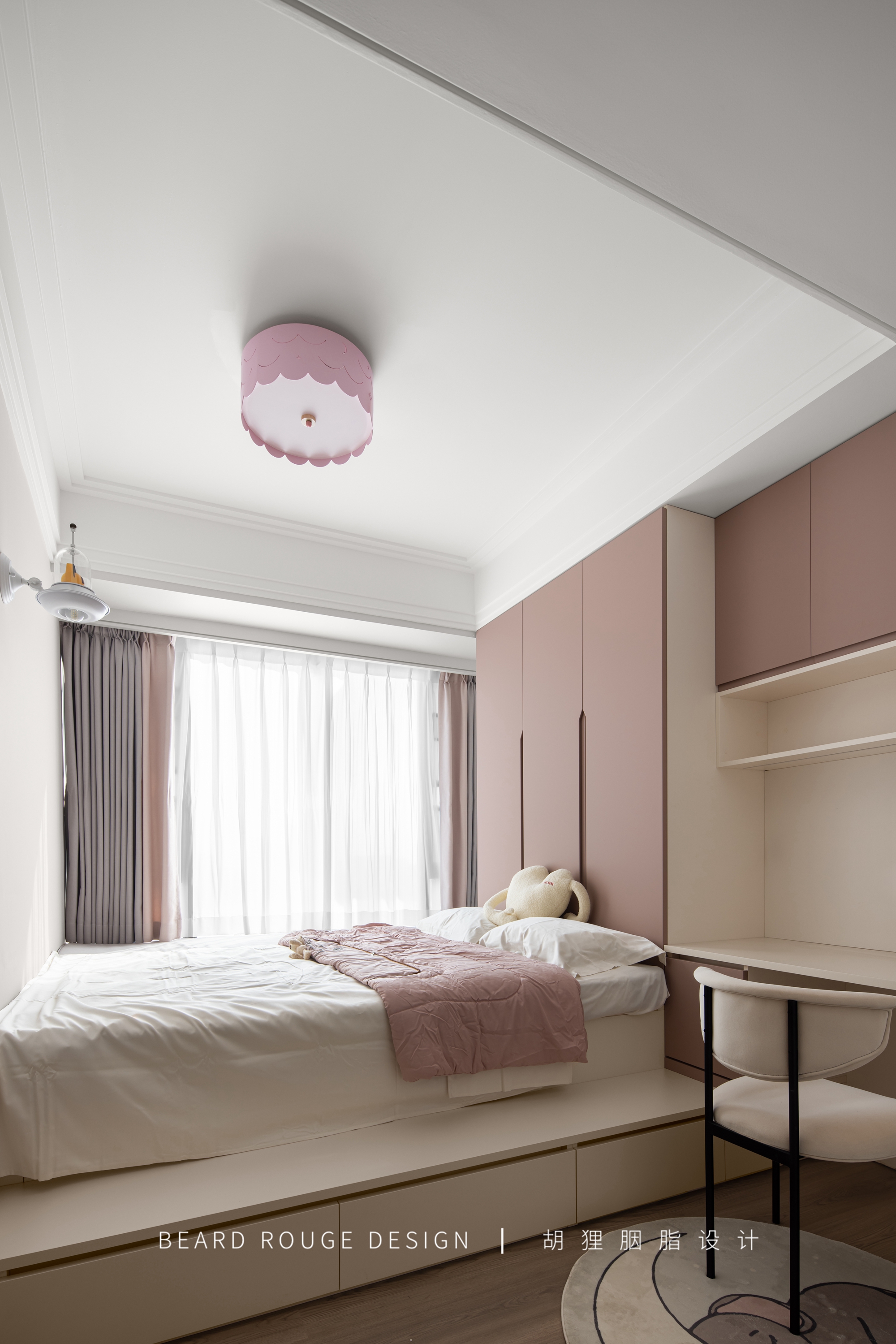 太平鸟克莱因蓝撞色羽绒服女,克莱因蓝撞色卫衣女