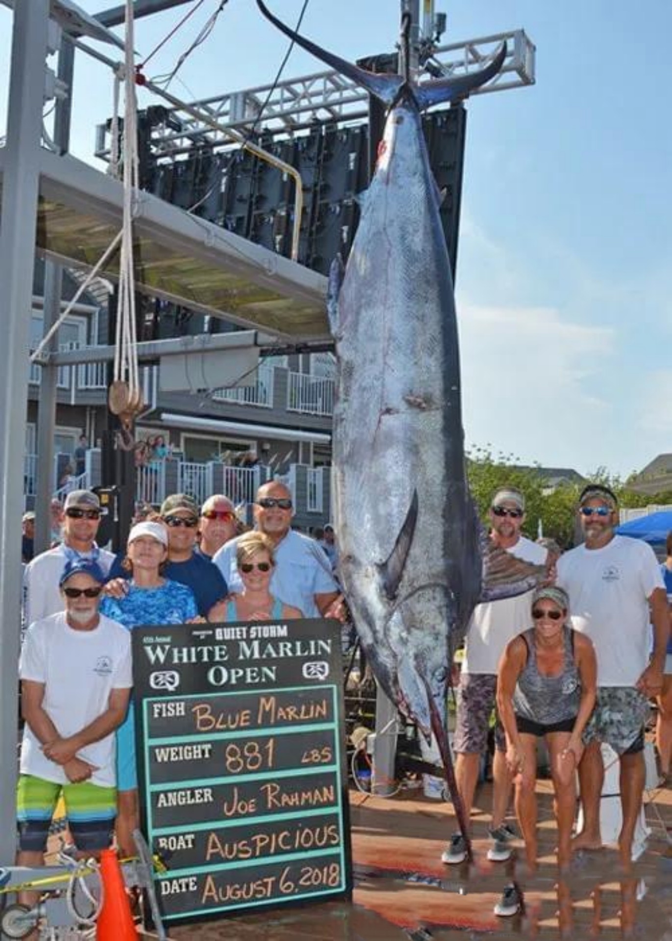 2021年非洲渔民捕到一条3.5米长巨鱼，卖出1910万，真是一本万利