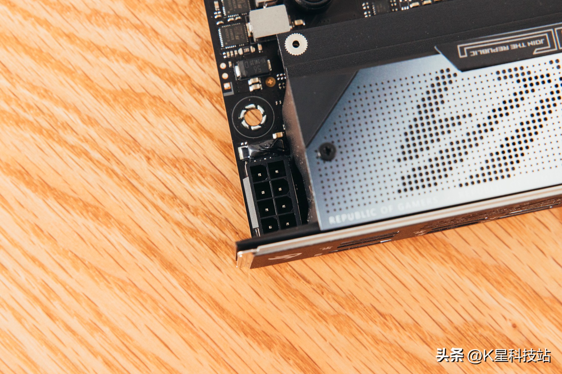 鍗庣x670e涓绘澘涓婁粈涔坈pu,鍗庣strixz690-e瑁呮満瑙嗛