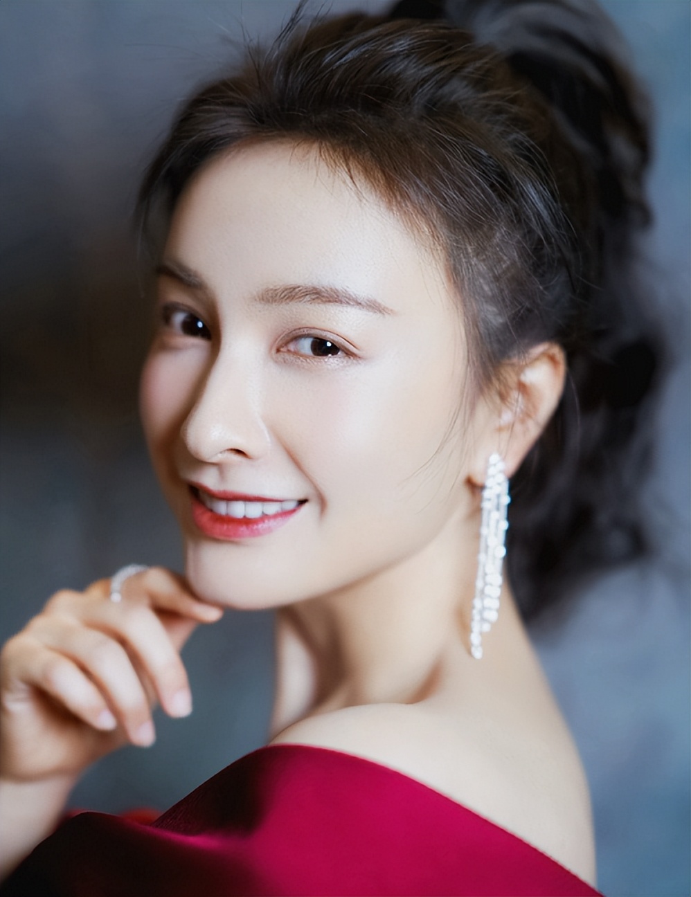 38岁的吴昕身穿深色碎花短裙，搭配黄色针织衫，逛夜市少女感满满