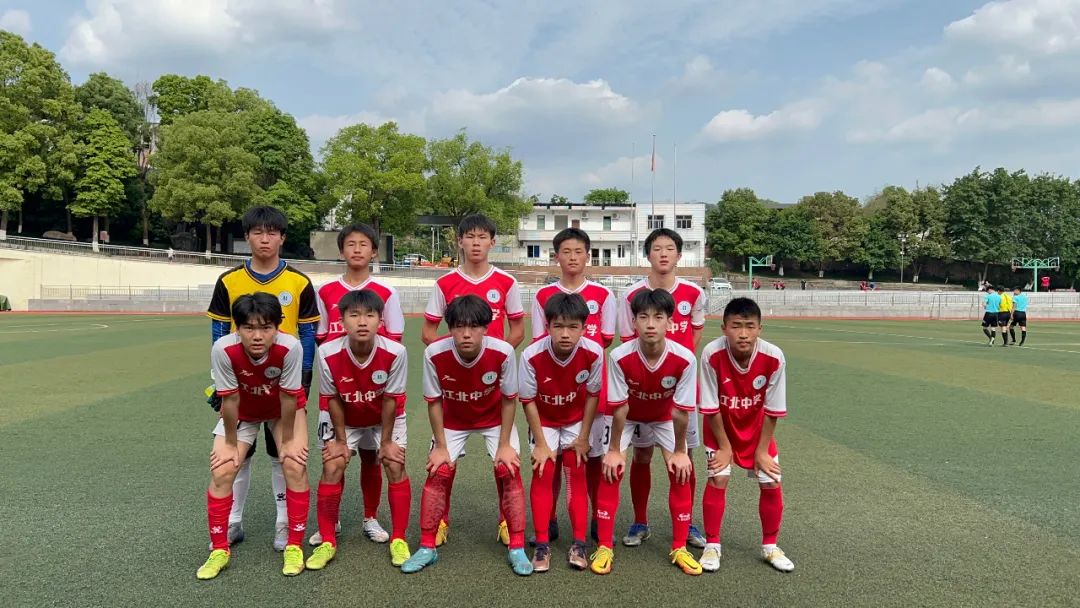 江北中学足球队在2023北碚区校园足球联赛中再夺中学组冠军