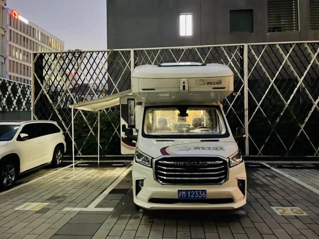 小区被封租房车过夜 (被封租房车过夜上海小伙)