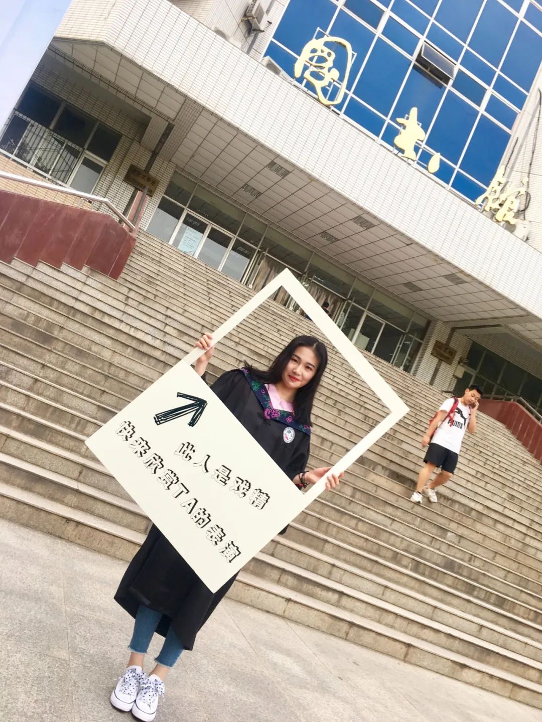 美女开奔驰收废品,90后美女废品回收开奔驰