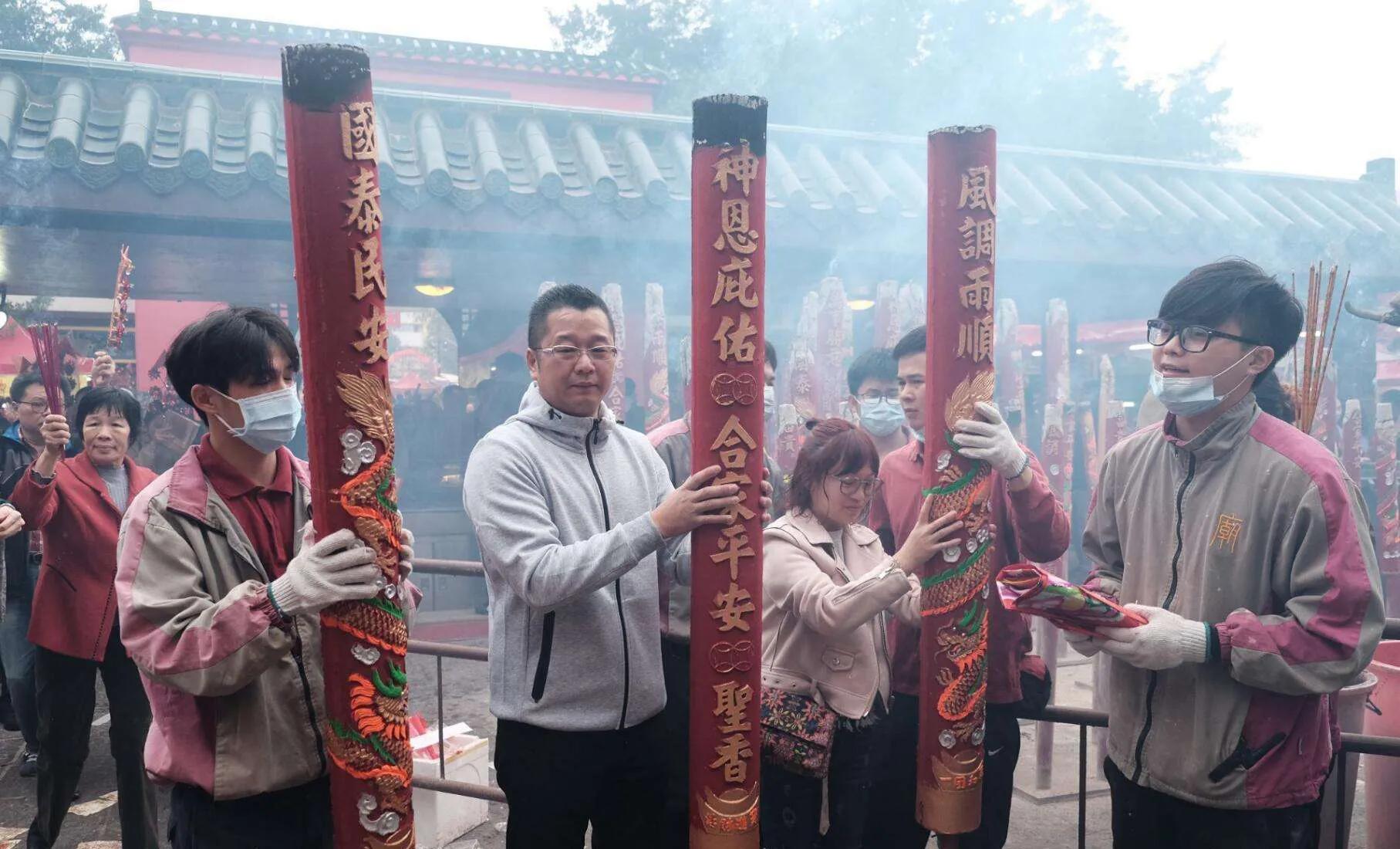 到寺庙烧香拜佛插香有什么规矩,到外面大庙里烧香拜佛有什么规矩