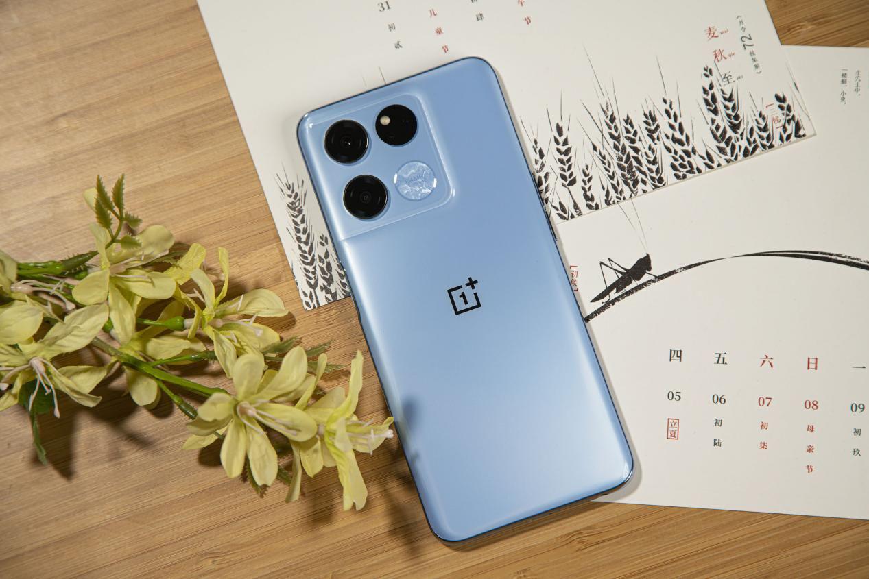 1000块钱以内不卡顿的手机,千元左右时尚不卡顿丝滑手机