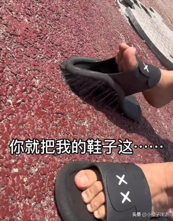 重庆男子鞋底被晒化了，抬头“骂”太阳，低头一幕令他顿时想哭
