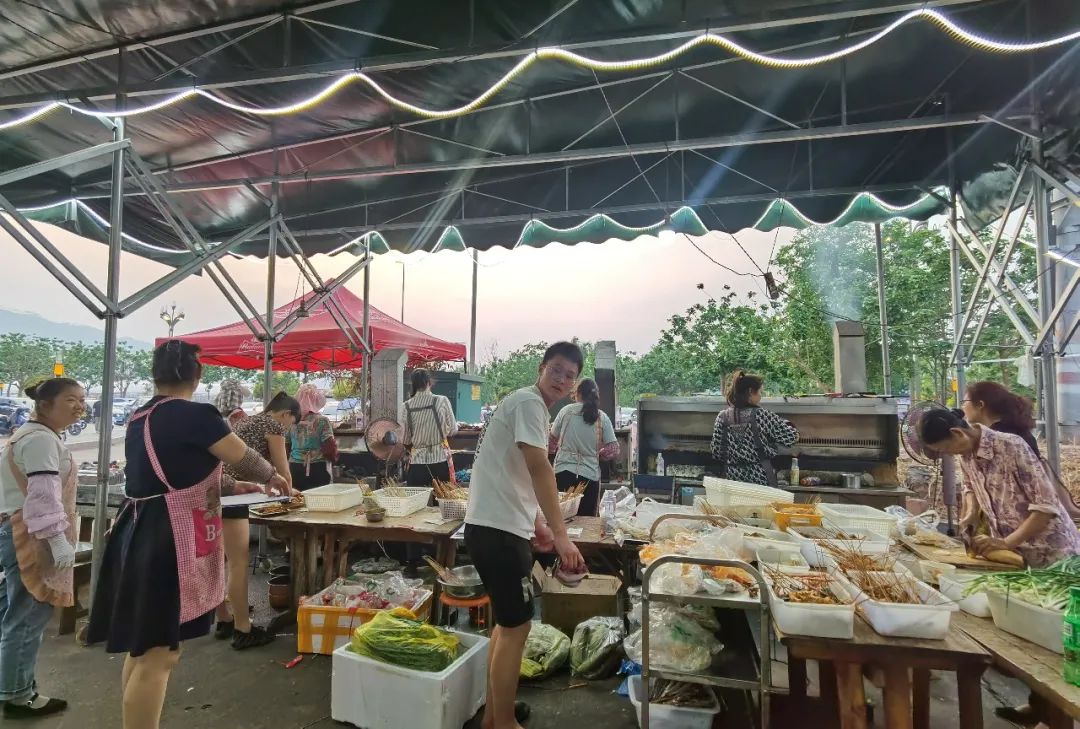 外地朋友来四川吃美食,外地朋友来四川吃苍蝇馆子