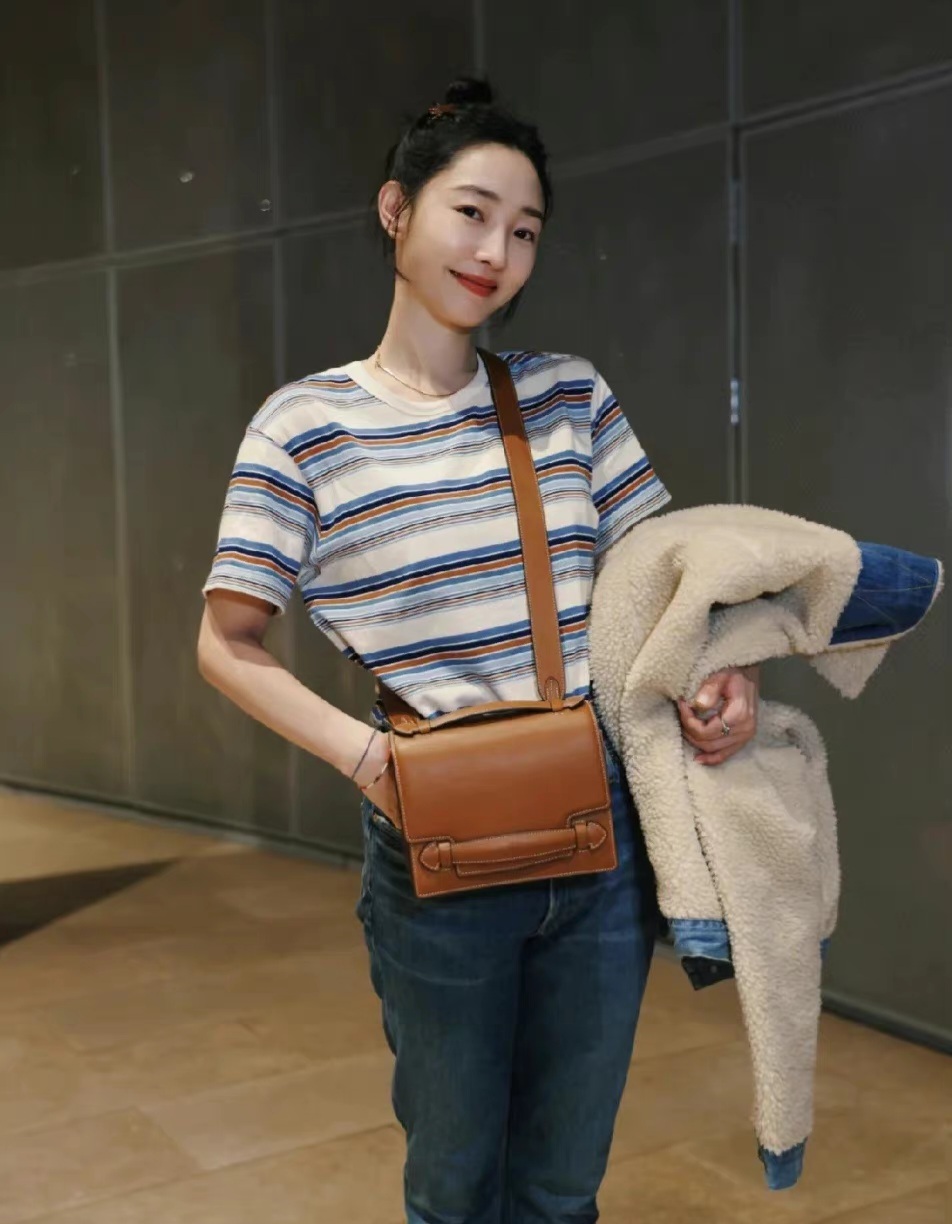 白百何也是个时髦精穿牛仔套装,白百何穿搭同款秋冬