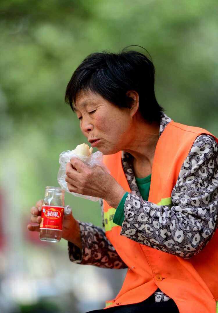 某媒体形容某些人：又蠢又穷又虚荣！我完全赞同