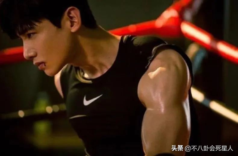 健身有效和健身无效的男演员,男明星无器械健身