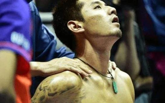 振兴中国足球要从娃娃抓起,为振兴中国足球而努力墙上标语