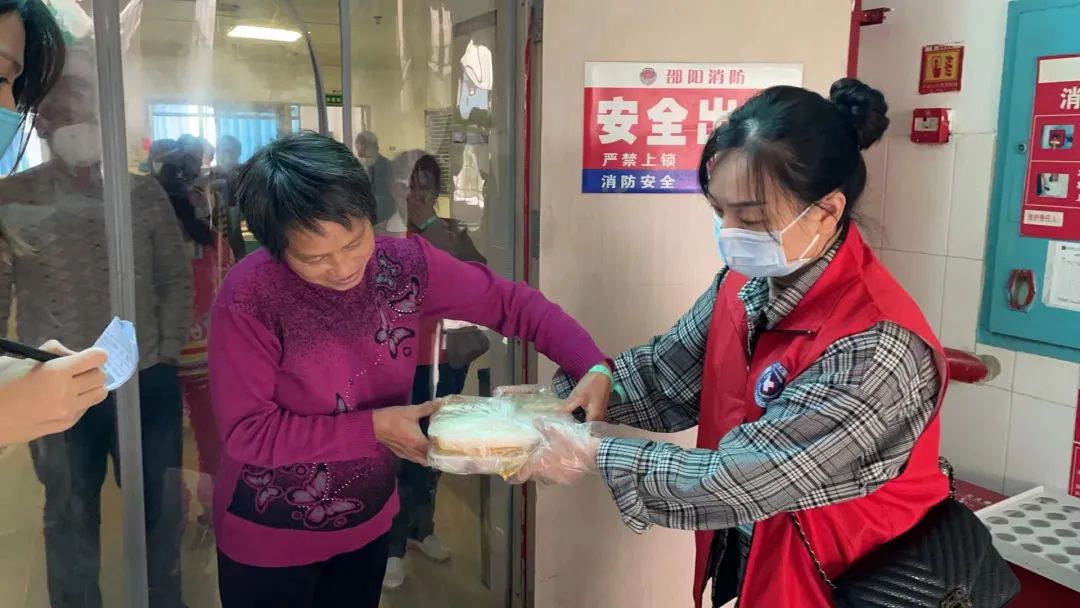 防疫第一线亮丽风景线,医护人员防疫最美背影