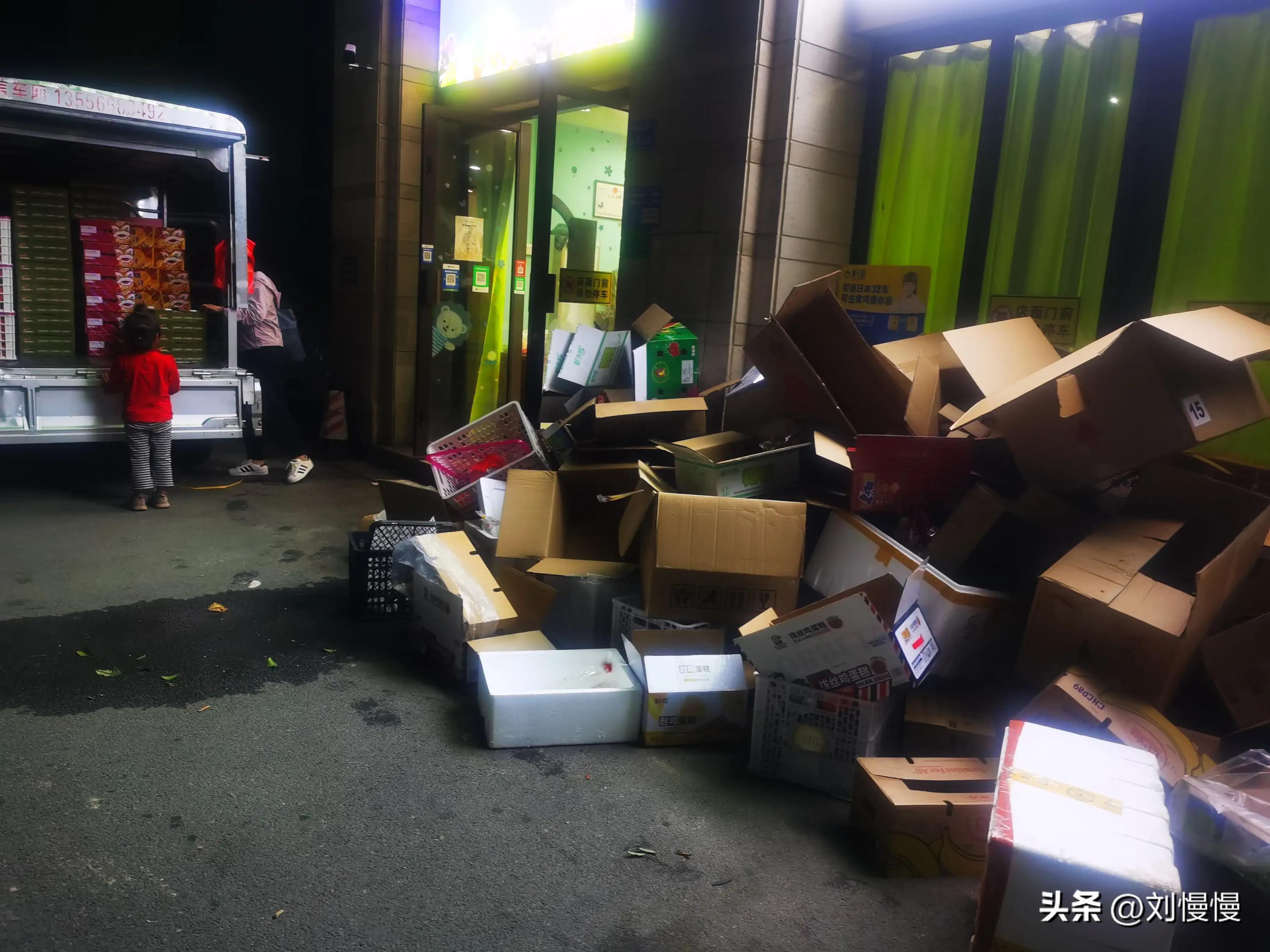 90后小伙卖水果一个月收入30万,做水果生意一年赚700万