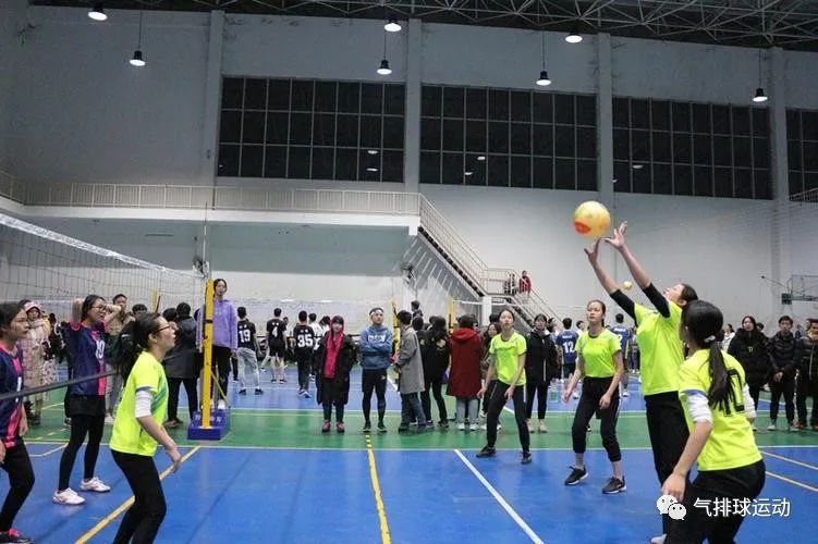 气排球运动训练教程的探索与研究,气排球运动中运用最多的准备姿势