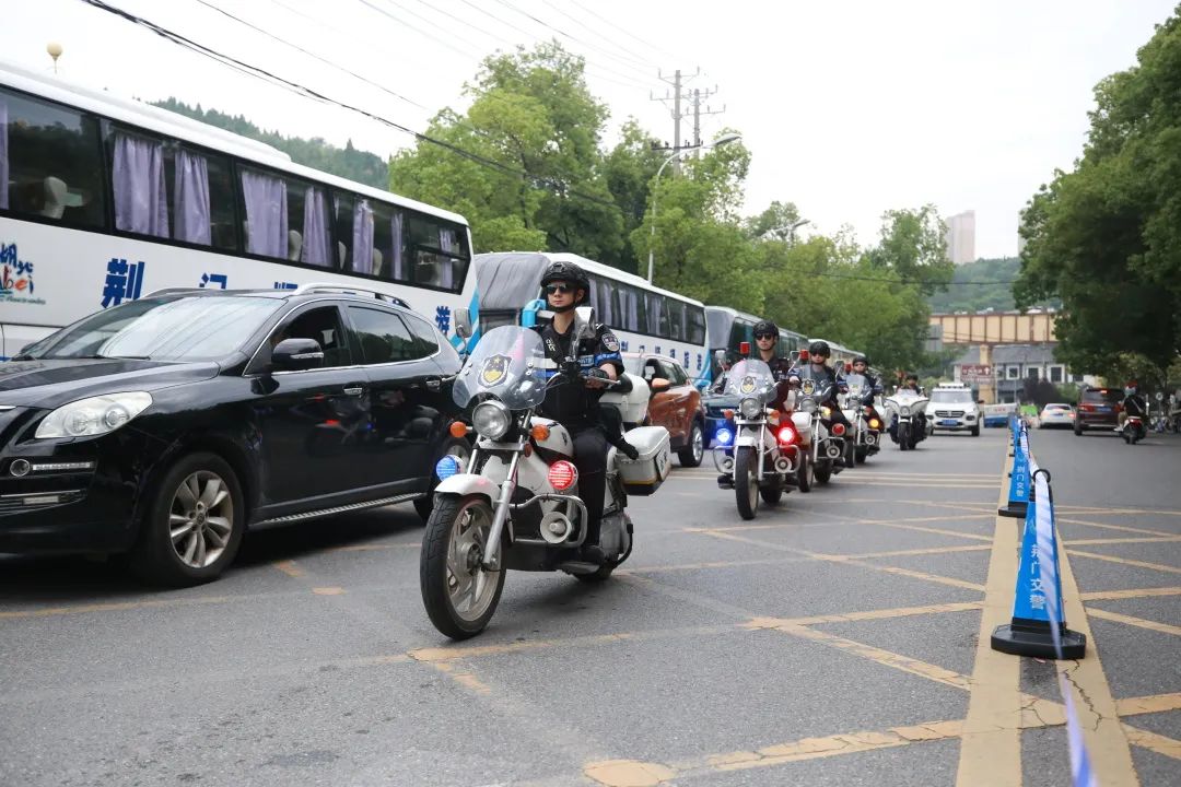 警警护航高考完整版,护航高考交警通行视频