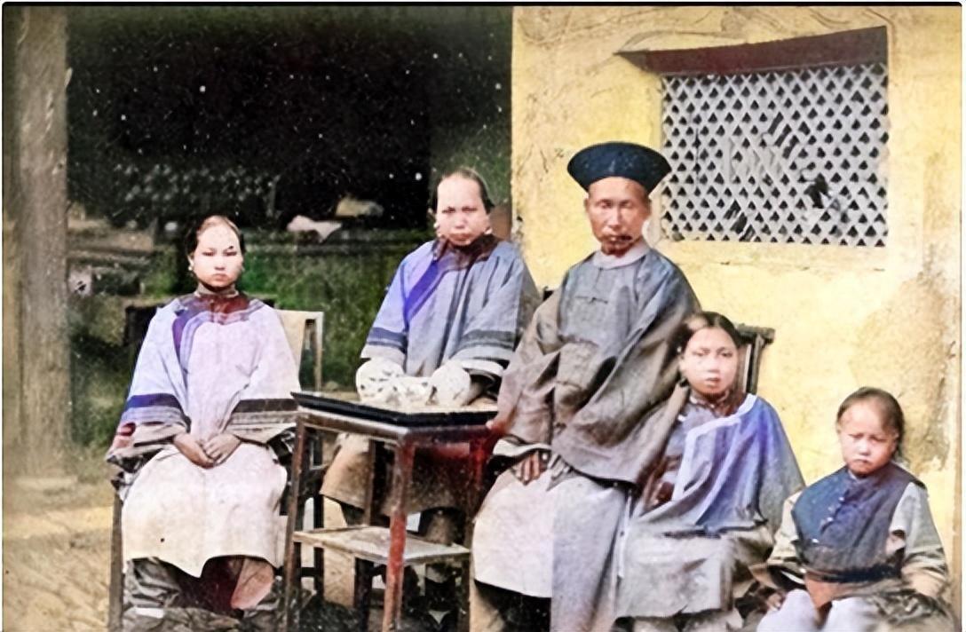 侵华日军*行暴**照片，日本人强迫女子脱下衣服，*辱侮**致死