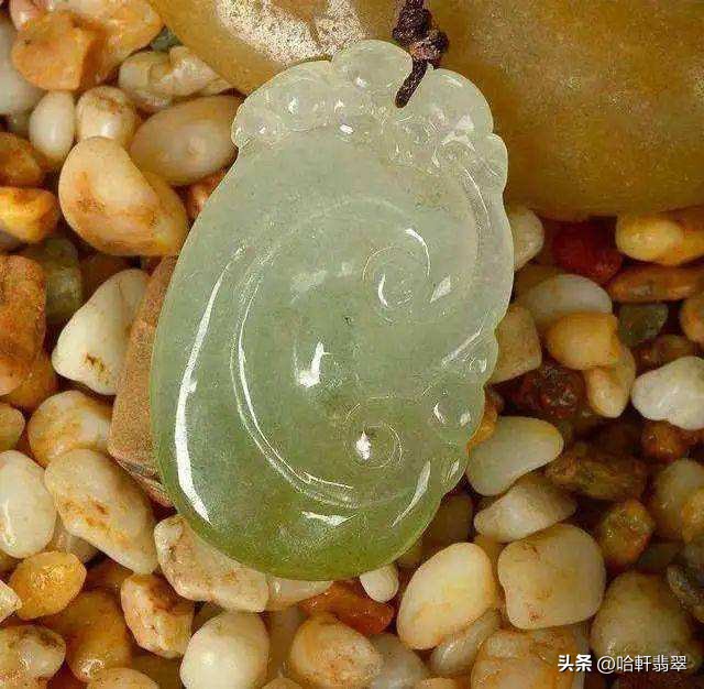翡翠戴着变暗了是身体不好吗,翡翠戴着变黄了是怎么回事