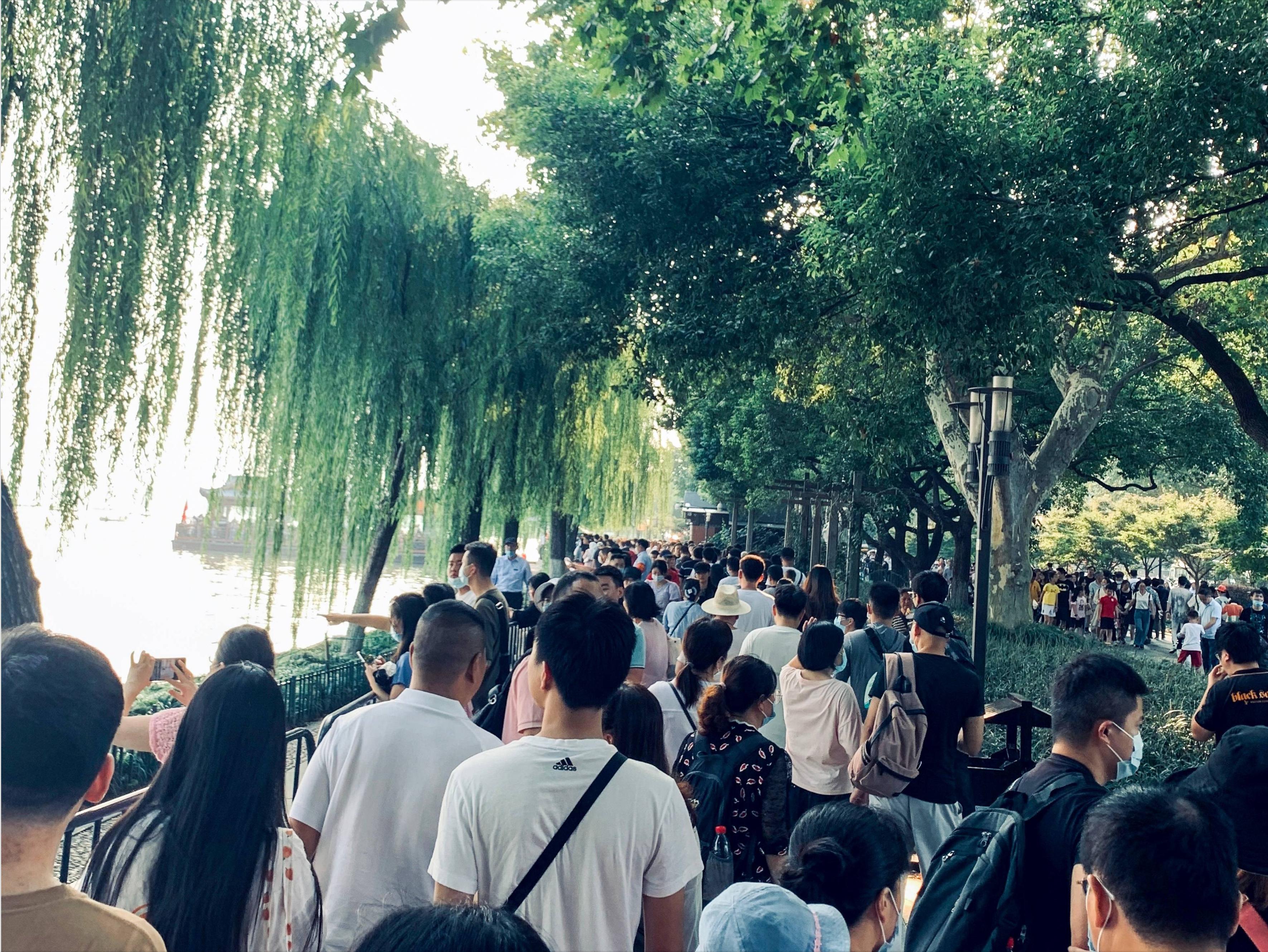 西湖边上的摊位租金多少钱一年,西湖摊位200多万