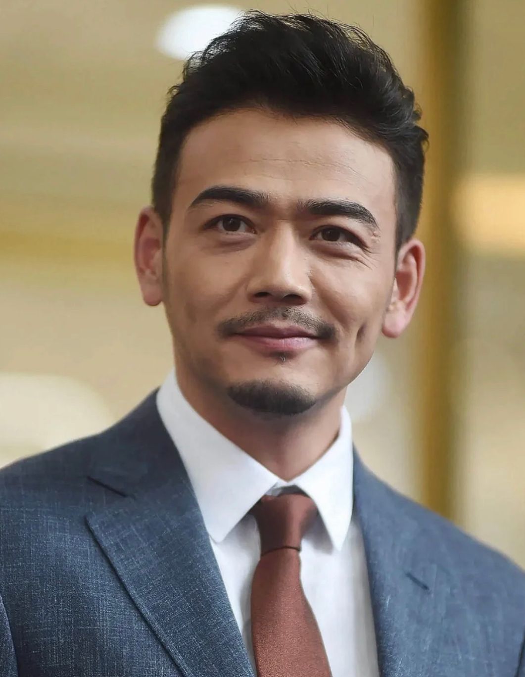 男人40岁后“发型决定气质”，这3种发型建议避开，会显老显油腻