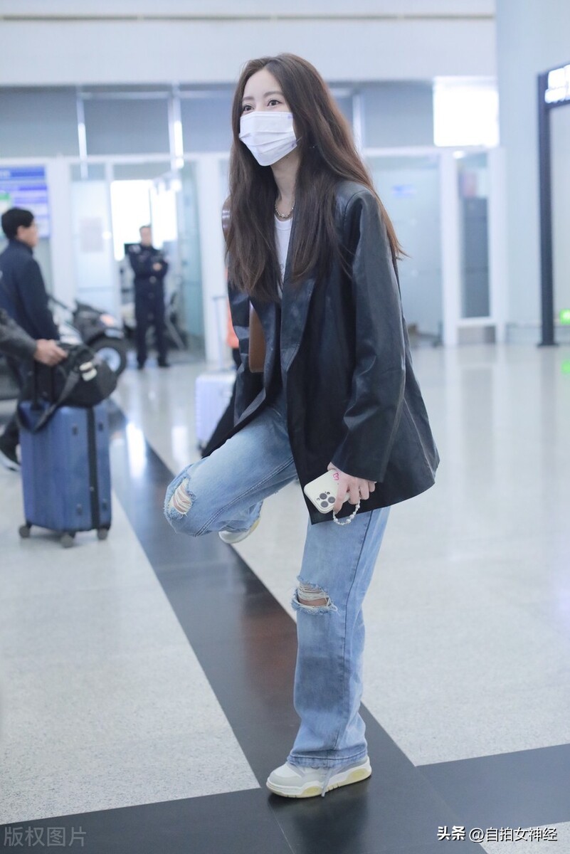 吴优身穿白色长裙礼服,吴优棕色牛仔裤