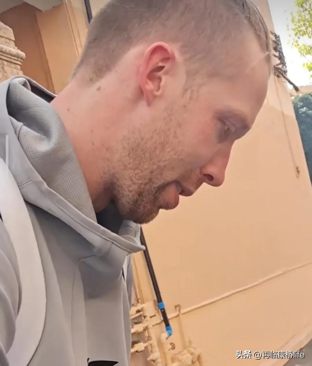 广东男篮宿舍遭围堵！大汉凯皇耐心签名，马尚归队立马找电驴