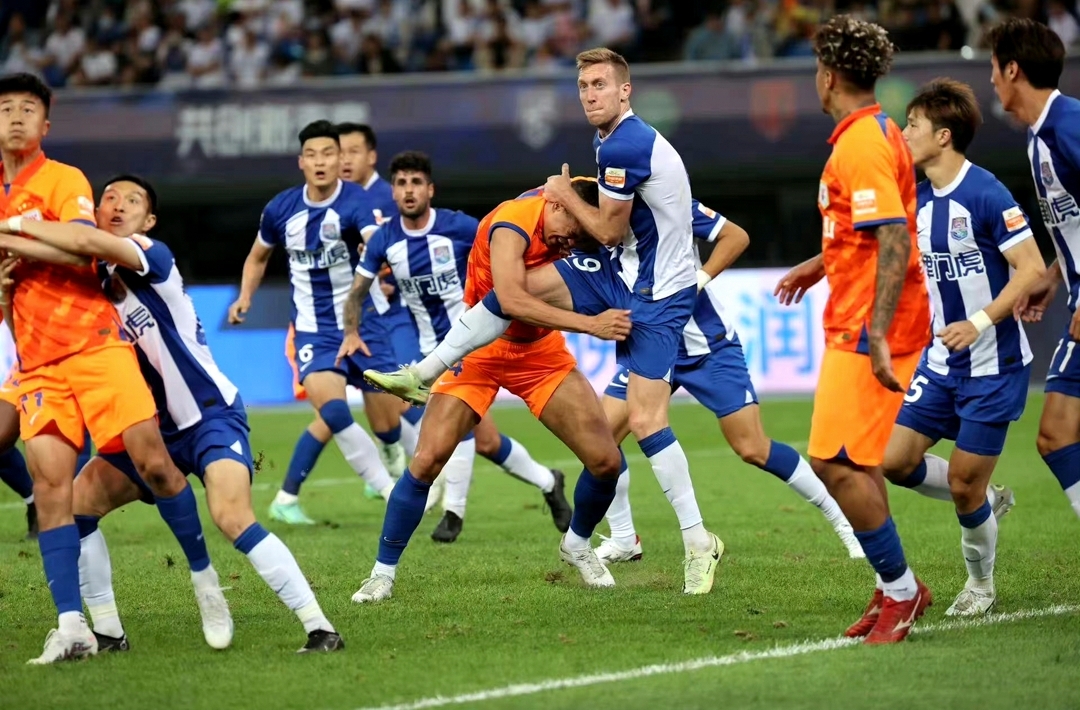 叼着哨子瞎吹！津鲁大战裁判唱主角，老贾赛后致歉，球迷揍得轻了