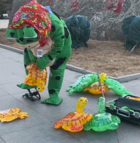 16岁卖青蛙,创业摆摊卖青蛙