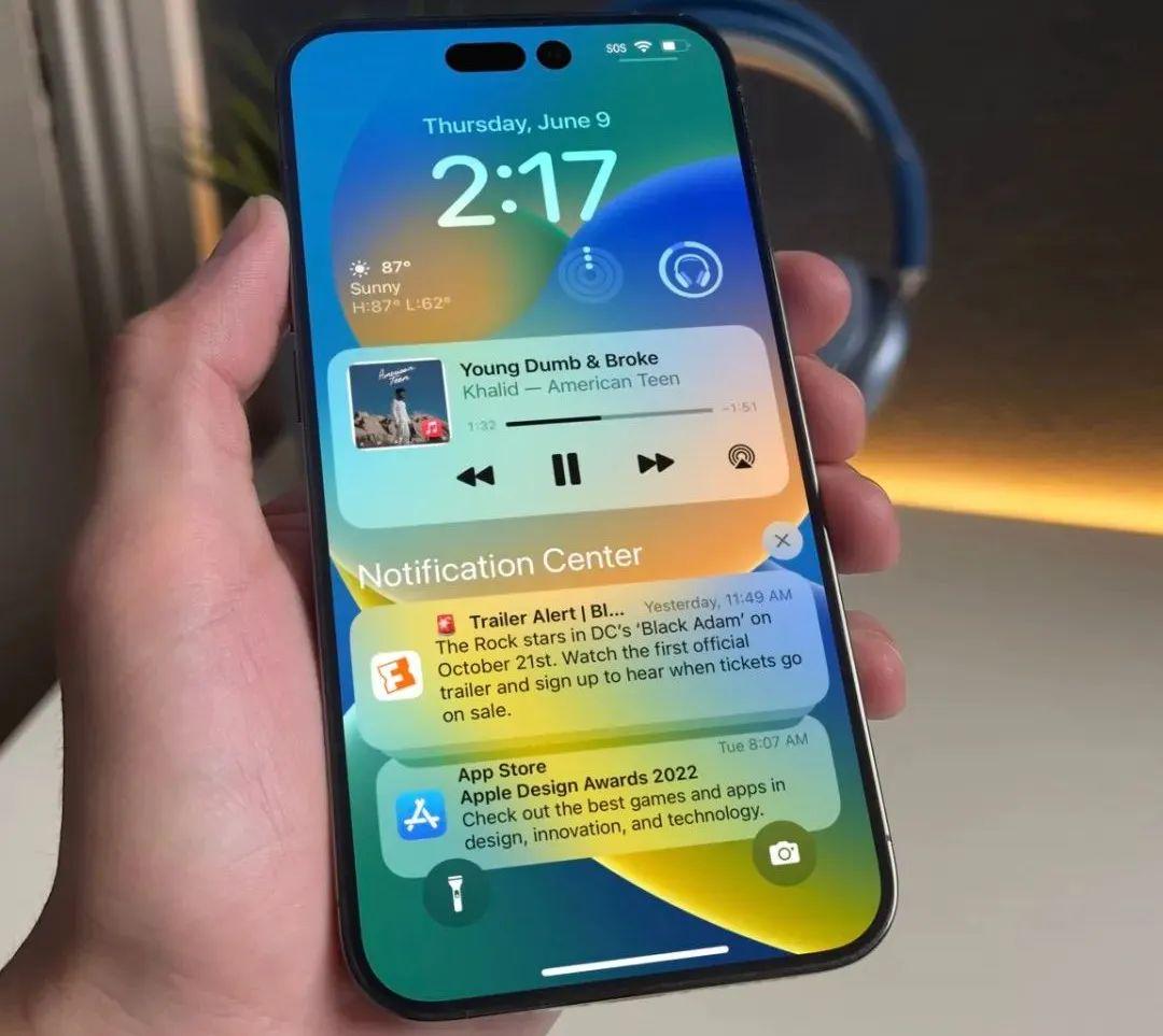 苹果15pro屏幕LG和三星的对比,iphone15pro带转换线吗