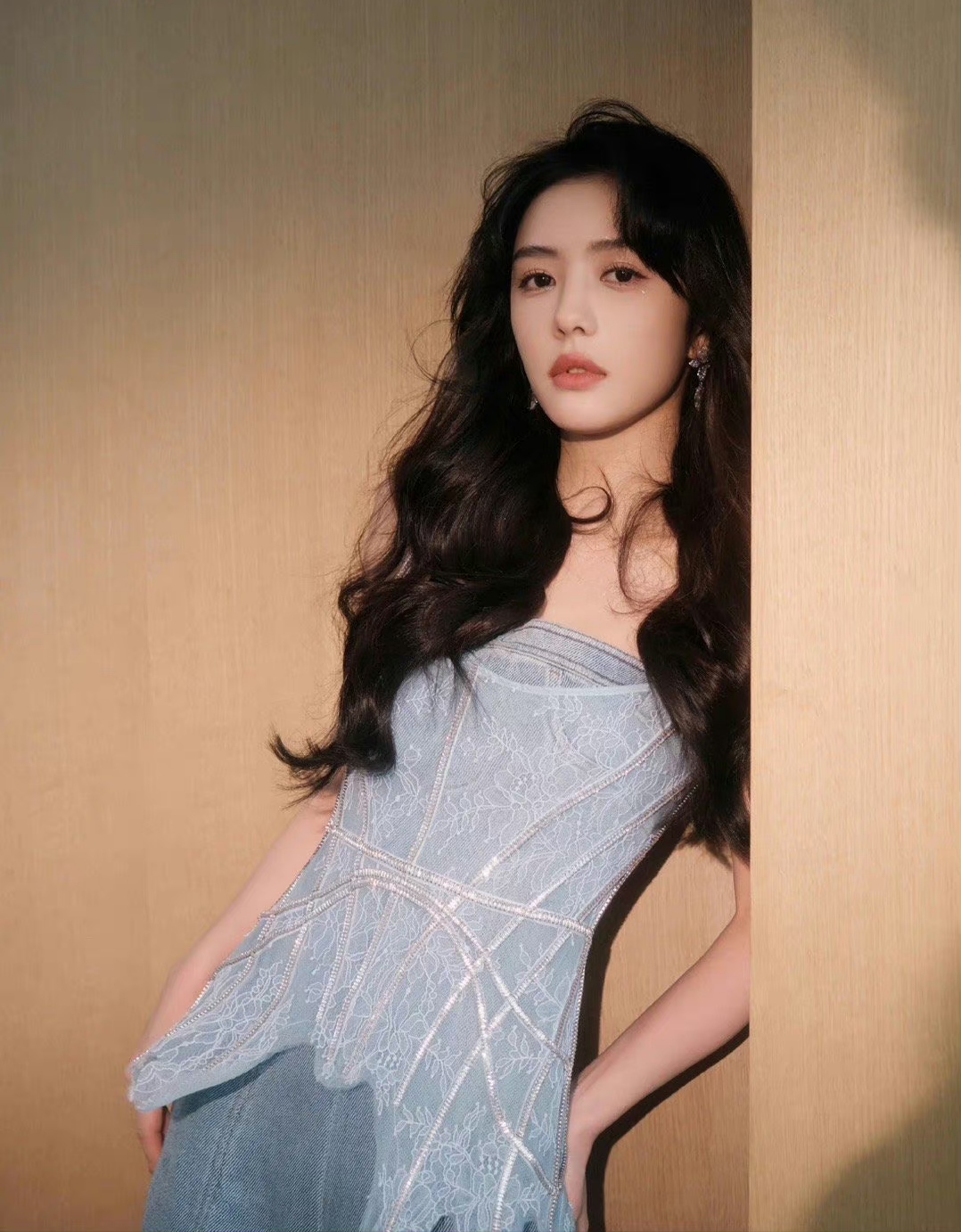 蔡文静复古衣服,蔡文静红格子外套