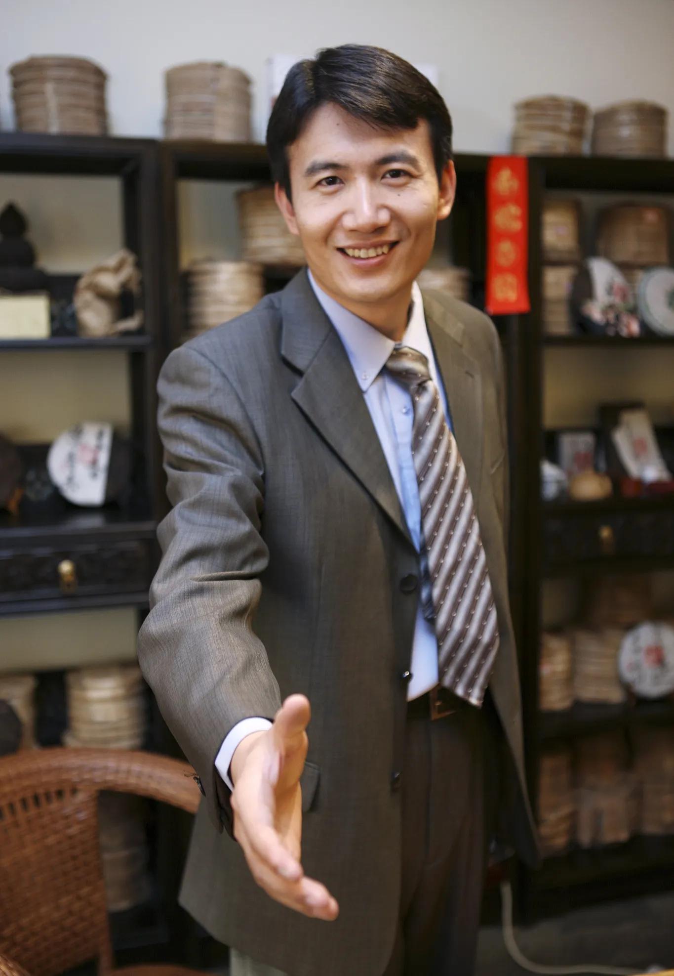 我帮女邻居联系一桩生意，她给了我50万，我用50万炒股赚了340万