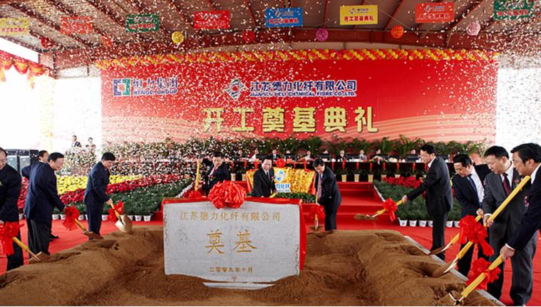 江苏穷小子，13岁工地搬砖白手起家，如今身家1400亿，成江苏首富