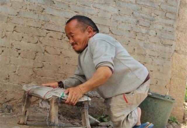 00后小伙靠捡废品养活一家4口,一男子捡垃圾养瘫痪妻子