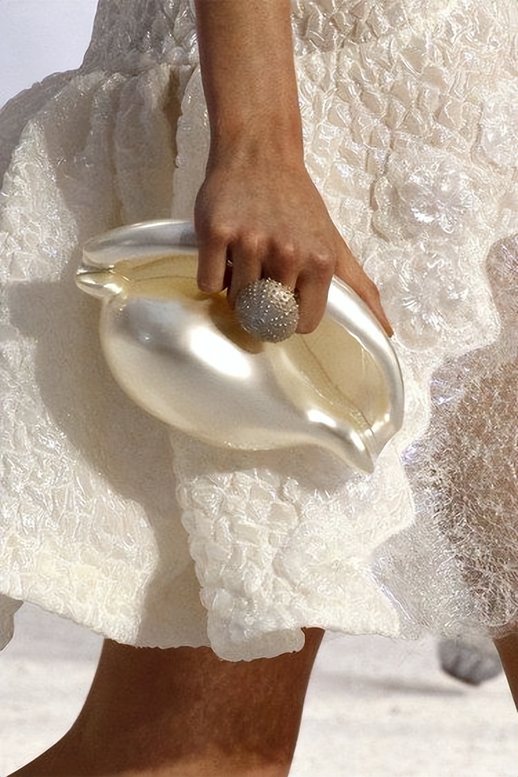 他们用玻璃做了个水晶包,卖得死贵,外国明星还狂爱