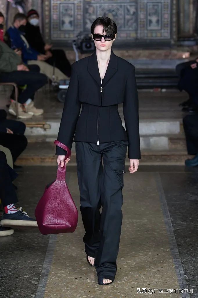 那些秀场上的“丑”鞋子