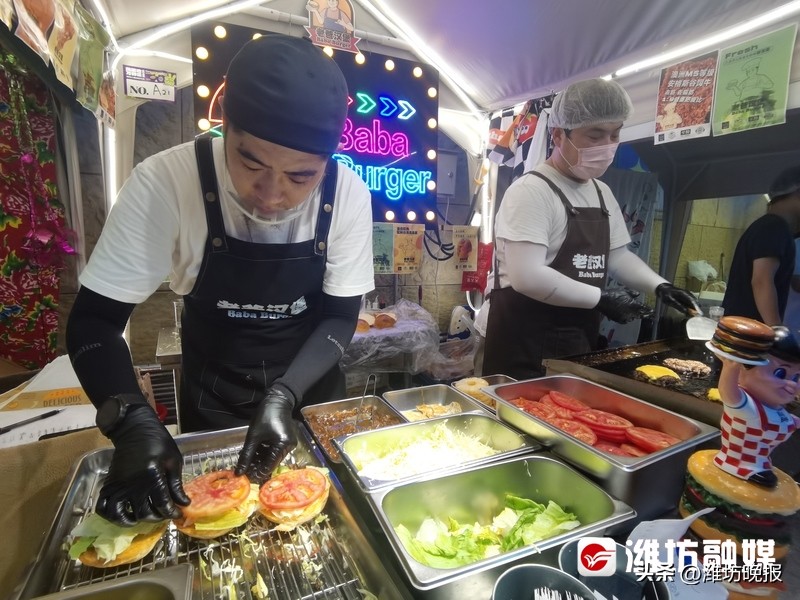 #潍坊凤溪地万物集夜市#【凤溪地故事|超火的“老爸汉堡”给潍坊融媒粉丝送福利啦~】