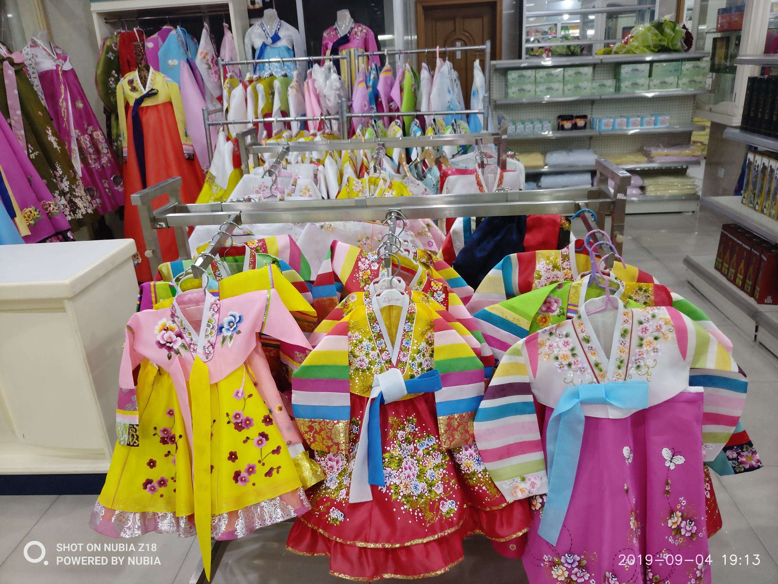 走进朝鲜，朝鲜美女导游漂亮清纯，在游客购物时，积极帮忙砍价