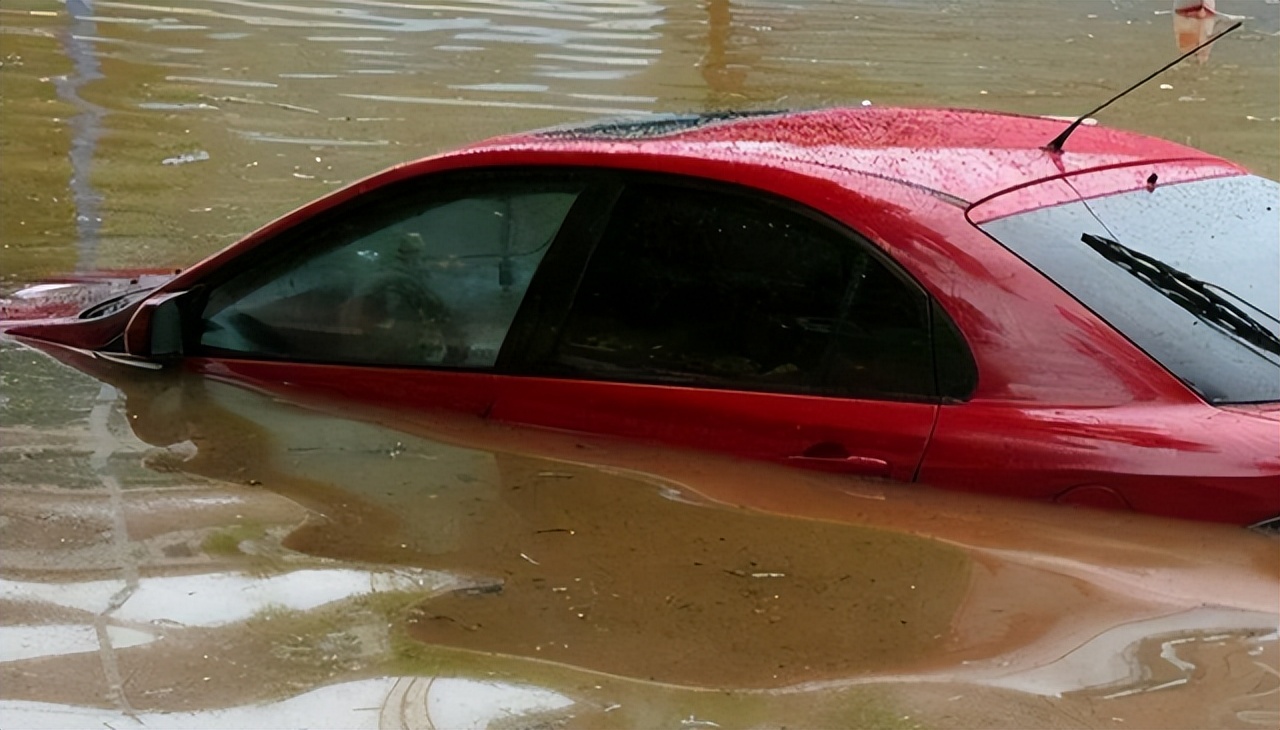 车泡水了找谁处理,汽车被水冲走怎么解决